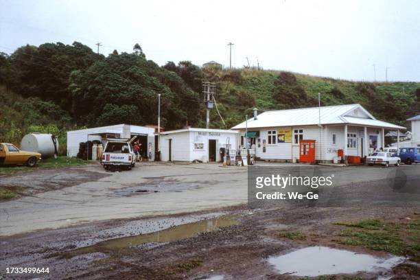 historisches foto aus dem jahr 1989, postamt, lebensmittelgeschäft und mobil oil station in waihau bay, neuseeland. - nz house and driveway stock-fotos und bilder