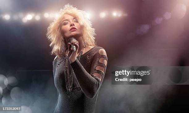 blondie lookalike singer en etapa - músico pop fotografías e imágenes de stock
