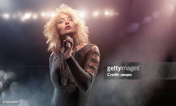 blondie lookalike singer on stage - popmuzikant stockfoto's en -beelden