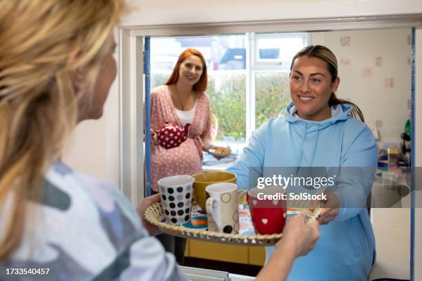 heiße getränke in einem gemeindezentrum - gemeindezentrum stock-fotos und bilder