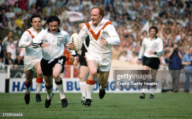 Widnes player Dennis O' Neill gives chase to St Helen's player Les Jones during the 1976 Challenge Cup Final at Wembley Stadium on May 8th, 1976 in...