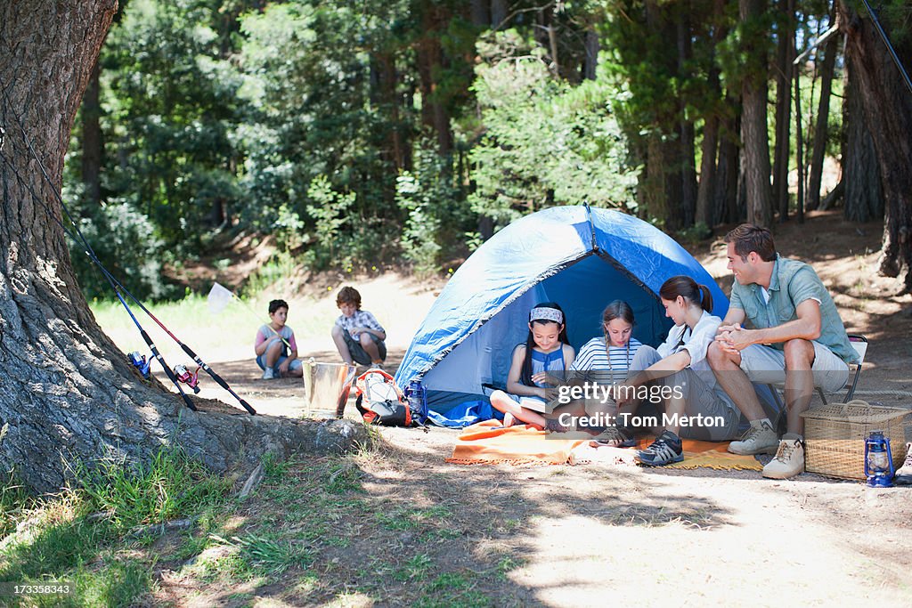 Famille faire du camping