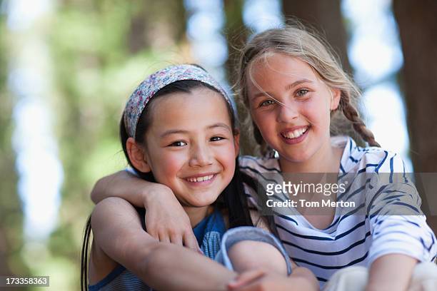 two girls, portrait - 10 11 jaar stockfoto's en -beelden