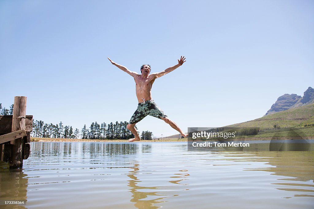 Homem Saltar para o lago Doca