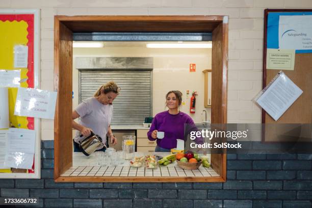 vorbereiten des essens für die pause - gemeindezentrum stock-fotos und bilder