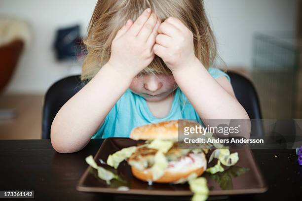 child refusing to eat - picky eater stockfoto's en -beelden