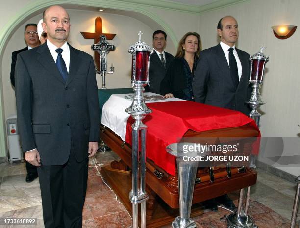 El ex presidente de México Carlos Salinas de Gortari monta guardia de honor al lado del ataúd que contiene los restos del ex presidente mexicano Jose...