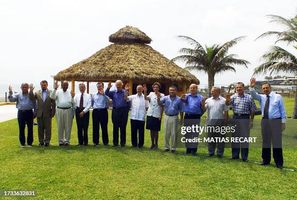 The Foreign Ministers of the Rio Group wave during their meeting in Veracruz, Mexico. Los cancilleres del Grupo de Rio saludan a los fotografos...