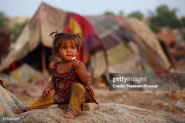 girl near ravi, lahore - poverty stockfoto's en -beelden