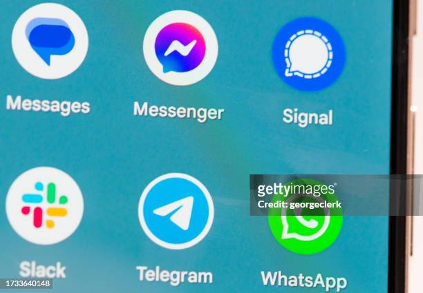 messaging-apps auf dem smartphone - signal stock-fotos und bilder