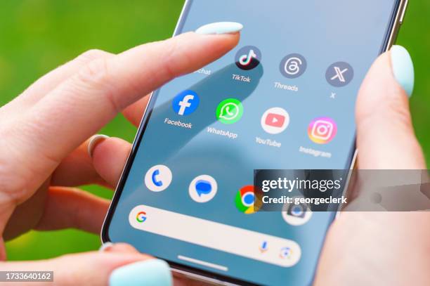 sélection d’une application pour smartphone - réseau social photos et images de collection
