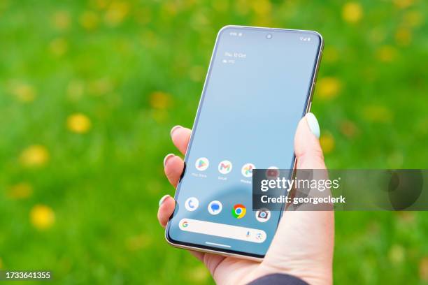 google pixel 8 pro smartphone mit standard-apps - google pixel stock-fotos und bilder