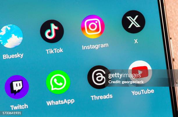 smartphone social networking and communication apps - letra x imagens e fotografias de stock