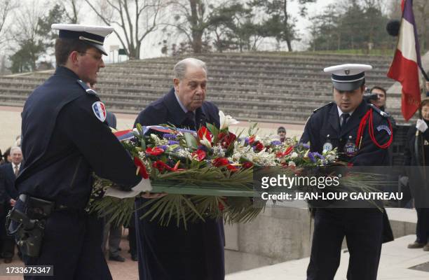 Le président du Conseil général des Hauts-de-Seine, Charles Pasqua dépose une gerbe, le 21 février 2004 sur le Mont Valérien à Suresnes, lors de la...