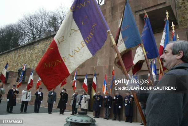 Des membres de la communauté arménienne et de plusieurs associations d'anciens résistants commémorent, le 21 février 2004 sur le Mont Valérien à...