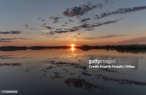 scenic view of lake against sky during sunset - landskap fotografías e imágenes de stock