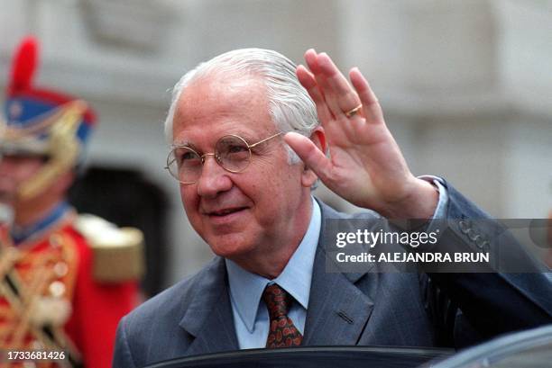 Argentine Foreign Minister waves to the press in Lima were he signed a bilateral agreement between Peru and Argentina. El canciller argentino Guido...