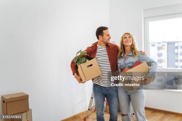 jeunes couples dans leur nouvelle maison - jeune couple photos et images de collection