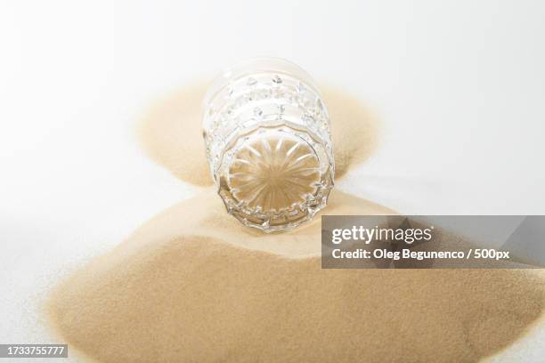 close-up of wedding ring on white background - silicaat stockfoto's en -beelden