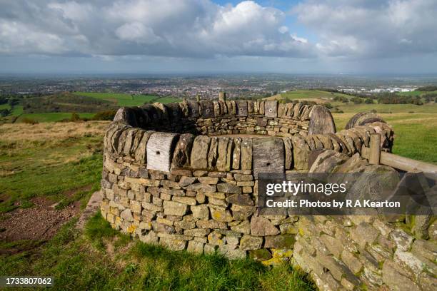 drystone wall shelter on the gritstone trail, macclesfield, cheshire, england - macclesfield stock pictures, royalty-free photos & images