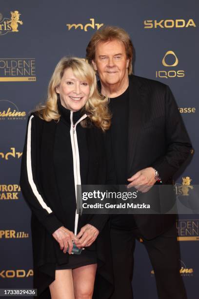 Donnice Pierce and Howard Carpendale attend the Goldene Henne 2023 on October 13, 2023 in Leipzig, Germany.