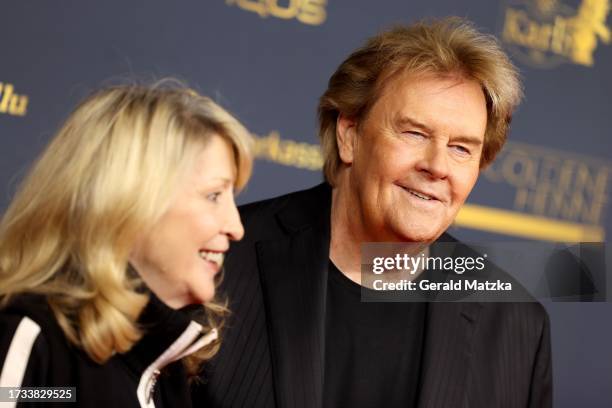 Donnice Pierce and Howard Carpendale attend the Goldene Henne 2023 on October 13, 2023 in Leipzig, Germany.