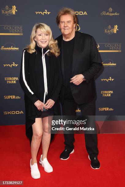 Donnice Pierce and Howard Carpendale attend the Goldene Henne 2023 on October 13, 2023 in Leipzig, Germany.