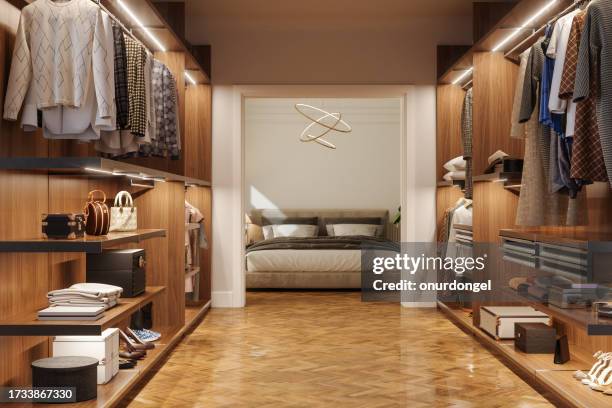 intérieur moderne de chambre et dressing avec chaussures, sacs et vêtements suspendus - dressing photos et images de collection