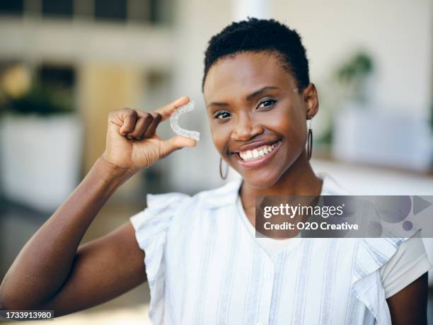 woman holding dental teeth aligner - aparelho dentário imagens e fotografias de stock