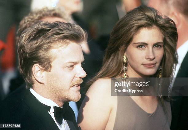 Actor Kiefer Sutherland and actress Julia Roberts attend the 62nd Annual Academy Awards on March 26, 1990 at Dorothy Chandler Pavilion, Music Center...