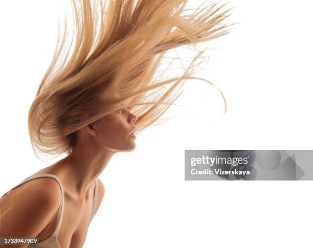 giovane donna in retroilluminazione con i capelli volanti - capelli lunghi foto e immagini stock