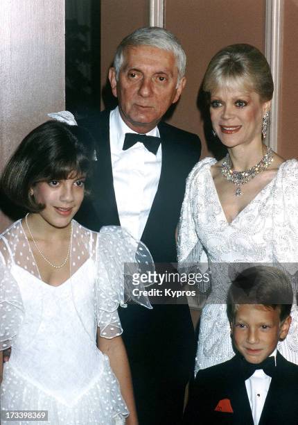 American producer Aaron Spelling with his wife, author Candy Spelling and children Tori Spelling and Randy Spelling, circa 1985.