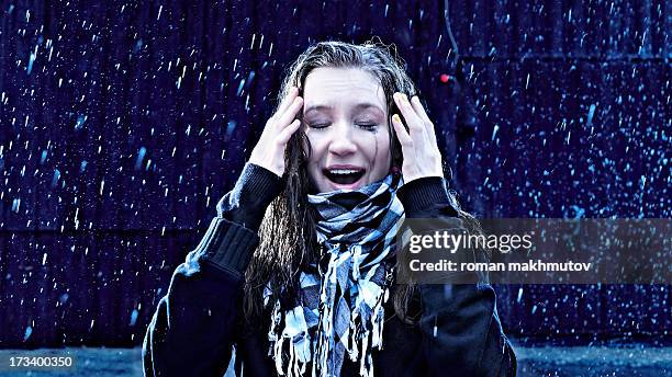 girl laughing under the rain - standing in the rain girl stockfoto's en -beelden