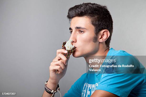 chico joven con helado - con man stockfoto's en -beelden