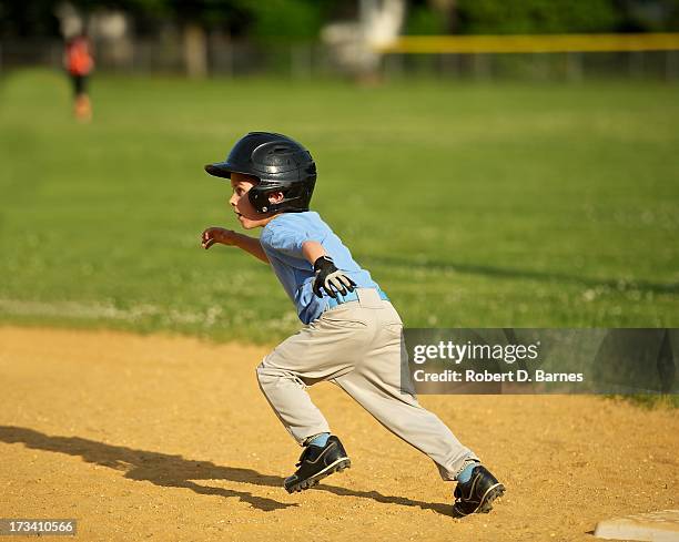 little league baseball player - casque de baseball photos et images de collection