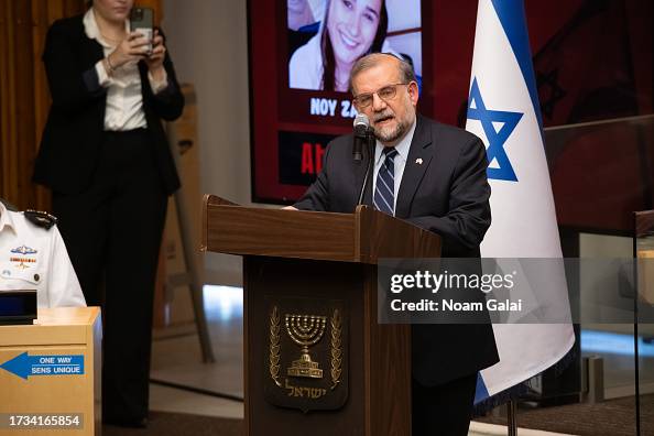 Rabbi Burton Visotzky speaks at a meeting with families of hostages