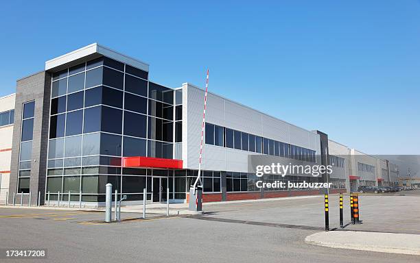 moderne kontrollierten zugang durch industrie - büropark stock-fotos und bilder