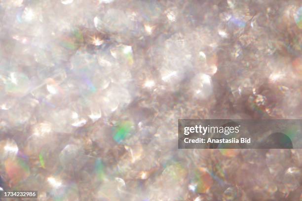 abstract defocused holographic background with shining glitter.good as overlay layer. - fokus-auf-den-hintergrund stock-fotos und bilder
