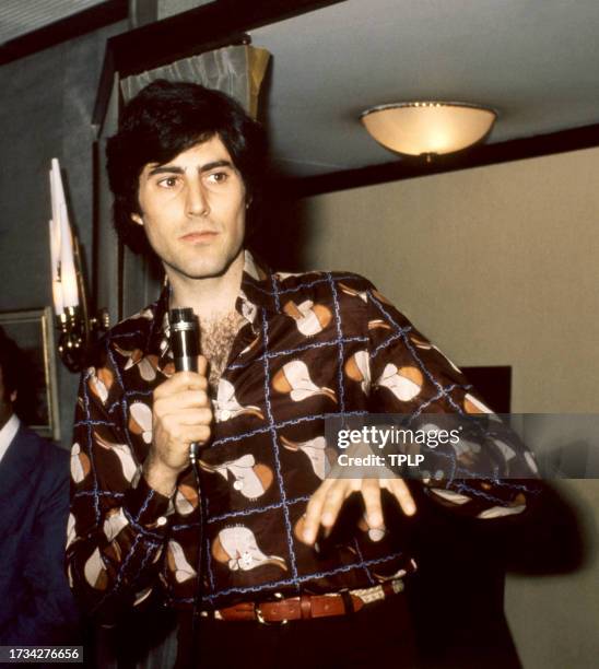 Israeli-British psychic Uri Geller speaks to the crowd in London, England, September 30, 1975.