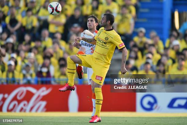 Leandro of Kashiwa Reysol and Dejan Jokovic of Shimizu S-Pulse compete for the ball during the J.League J1 first stage match between Kashiwa Reysol...