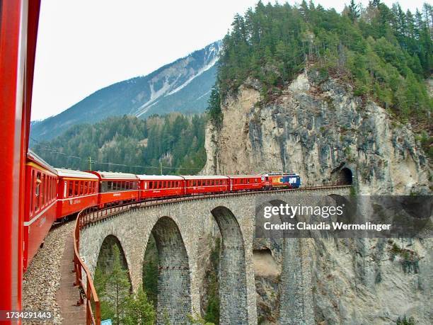 crossing the landwasser viaduct, in switzerland - puente de ferrocarril fotografías e imágenes de stock