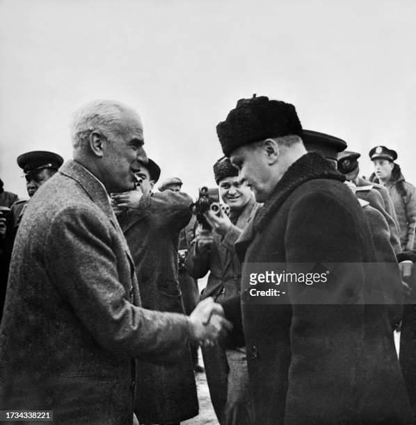 Le secrétaire d'Etat américain Edward R. Stettinius Jr. Serre la main du Commissaire du Peuple aux Affaires étrangères soviétique Vyacheslav Molotov,...