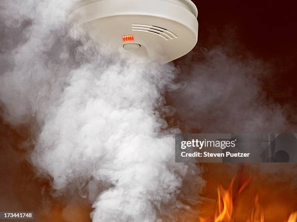 smoke and flames around smoke detector - sirene stockfoto's en -beelden