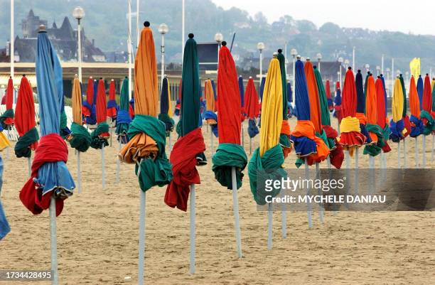 Des parasols sont fermés sur la plage de Deauville, le 16 mai 2005, à cause d'une météo médiocre lors de la "journée de solidarité", arrêtée par le...