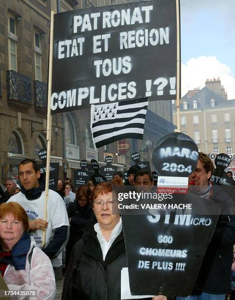 Plus d'un millier de personnes dont de nombreux salariés de la société STMicroelectronics défilent, le 28 février 2004 dans les rues de Rennes, pour...