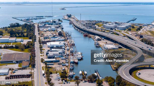 einfahrt in den hampton roads bridge-tunnel in der nähe des yachthafens in hampton news, virginia, an einem sonnigen tag. luftbild - chesapeake bay stock-fotos und bilder