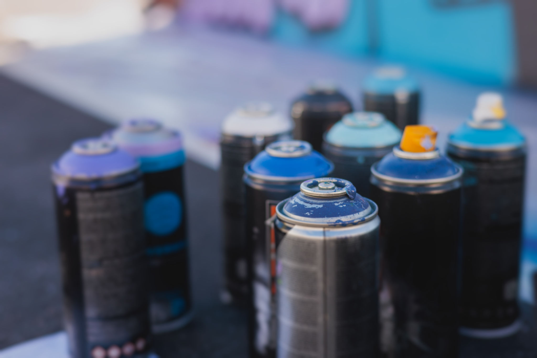 Farbspraydosen auf dem Boden eines Graffiti-Workshops in Stuttgart – bereit zum Einsatz. Farbspraydosen auf dem Boden eines Graffiti-Workshops in Stuttgart – bereit zum Einsatz.