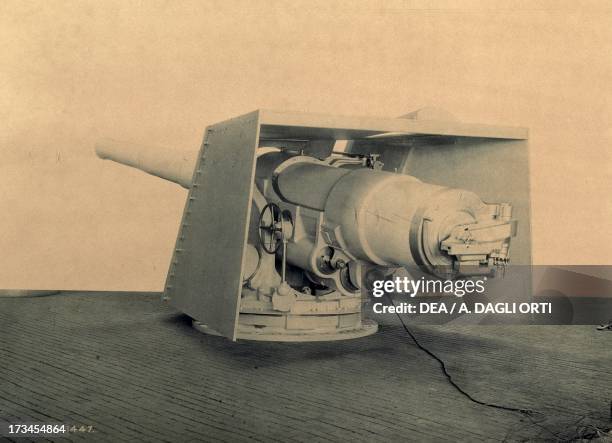 Inch naval cannon mounted on a turntable, with protective shields and automatic opening-closing breech loading mechanism, illustration, Italy, 20th...