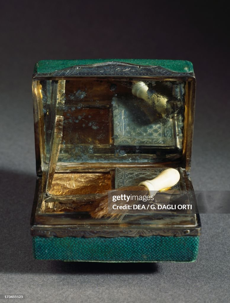 Shagreen box for beauty spots and blush...