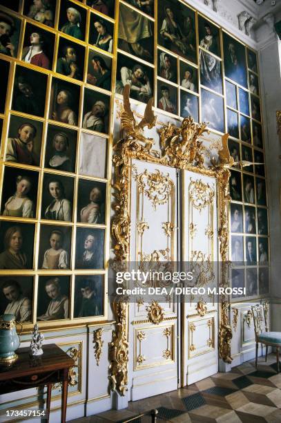 The Hall of Portraits, Grand Palace , design by the architect Bartolomeo Francesco Rastrelli, Peterhof , near St Petersburg, Russia.